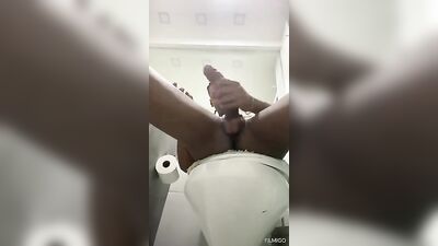 Igor Novinho dotado masturbando