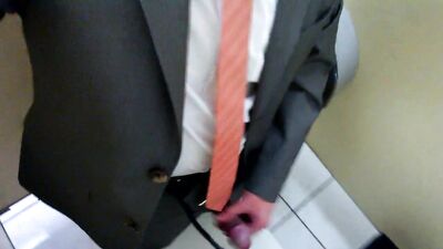 Masturbandome en baño público