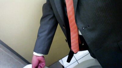 Masturbandome en baño público