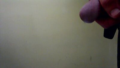 Masturbandome en baño público