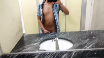 Jalándomela en un baño público