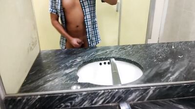 Jalándomela en un baño público