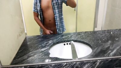 Jalándomela en un baño público