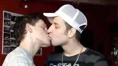 Budding Twink Studs Gleefully Suck and Swallow in Smooth Flip-Flopper Action!