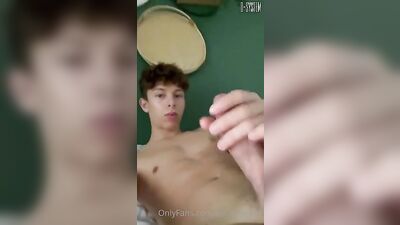 Aspiring Model Takes a Hand at Pleasuring Himself Live on Webcam