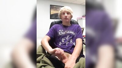 Young Violinist Jacks Off in Front of His Webcam