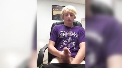 Young Violinist Jacks Off in Front of His Webcam