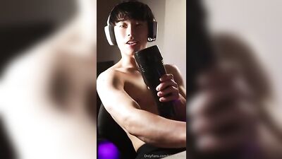 Watch this handsome and athletic Asian man enjoy a steamy live cam show!