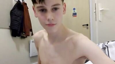 Scottish Ray: The 18-Year-Old Jerk Off Artist on His Own Amateur Webcam Show