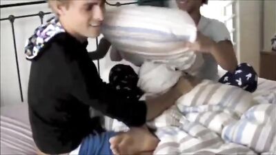 Handsome Twinks Jerk Off Together - Online Amateur Voyeur Show
