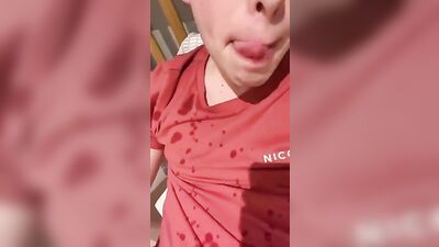 Young Cutie Spills His Load During Face Splash Cam Show