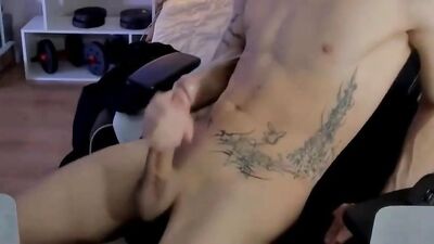 Davisross Takes a Handjob and Cummulus Nimbus from an Endowed Latino Solo