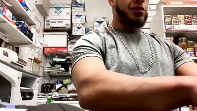 Cumming on the job: muscular frat boys go wild with big dicks!