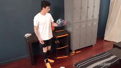 SLY CONNOR numa punheta solo após treino de futebol boys porn sporty