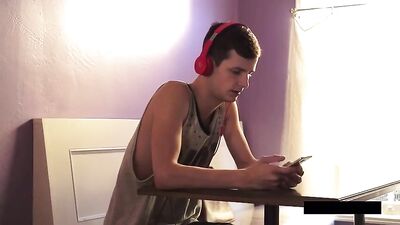 Flip Flop Friends: Action Packed Homemade Sex Show Tube Twink Threesome with Bareback Blowjobs and Hands-Free Fucking