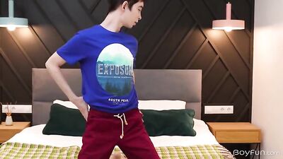 A big load on his face with a massive spurt in the anal region as he pleasures himself