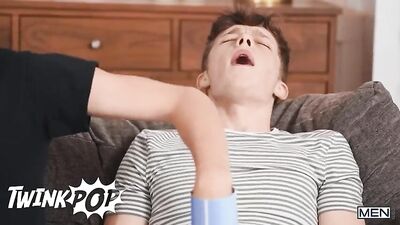 Muscle Buddies Get Tongues Licked and Cumshot