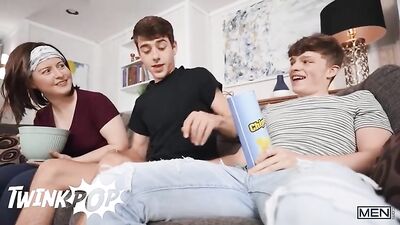 Muscle Buddies Get Tongues Licked and Cumshot