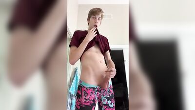 Young Amateur Gets Off on Webcam