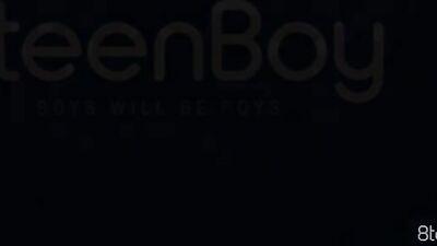 Bareback Couples Twink Friends Flexing Muscles and Sucking Dick in a Sex Show on Cam