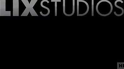 Friends with Benefits: Flip-flop Homemade Sex Show on the Beach!