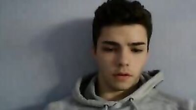 Gay Amateur Web-Cam: Loving To Show Off His Ass On Camera