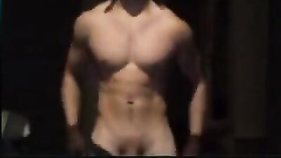 Cumming with Muscles: Flexing Fit Hunks on Camera