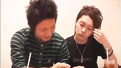 茶髪アジアンカップルは熱いペッティングをやめられない。