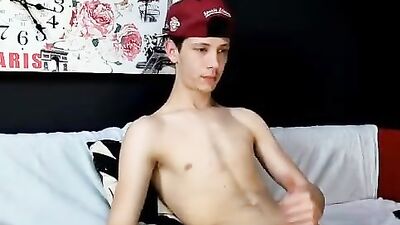 One-man Show: Romanian Cam Boy Pleasures Himself Live on the Net
