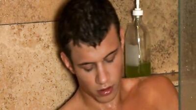 JOCK IN THE SHOWER: BIG, MUSCULAR BUDS AND A HARD COCK