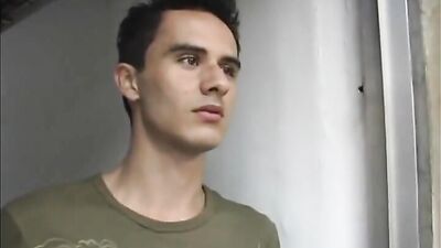 Hola amigo, ¿me puedes preguntar algo? (English translation: Hello friend, can you ask me something?)