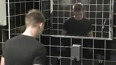 Gangbang at the Club: Action Bareback Group Sex