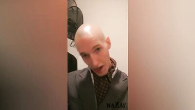 Weee what a smooth & shiny head ????