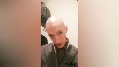 Weee what a smooth & shiny head ????