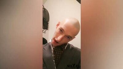 Weee what a smooth & shiny head ????