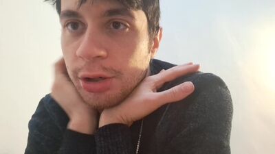 Ragazzo sexy si fa una sega e ama pensare che godi insieme a lui!