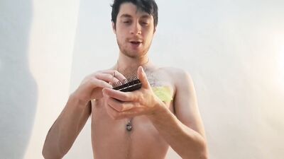 Ragazzo sexy si fa una sega e ama pensare che godi insieme a lui!