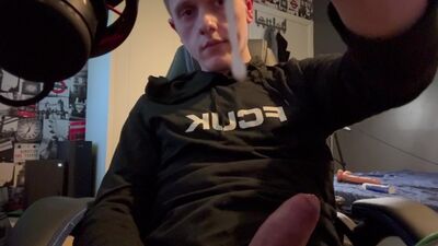 British Amateur Teen Chav Masturbates and Cums while watching porn