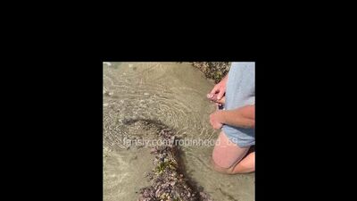 PISSING ???????? to the sea, I love sunny day