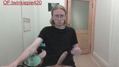 Teenage Twink Jerks off on camera live