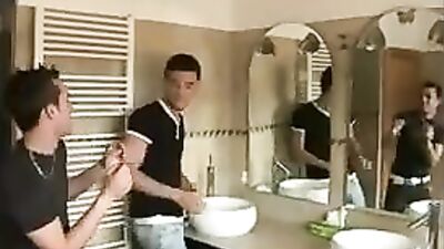 Gay Bathroom Play: Twinks Bareback Action