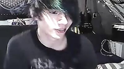 Jeune Emo Cheveux Vertique: A Web-Cam Solo Porn Video Journey