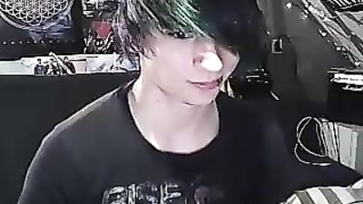 Jeune Emo Cheveux Vertique: A Web-Cam Solo Porn Video Journey