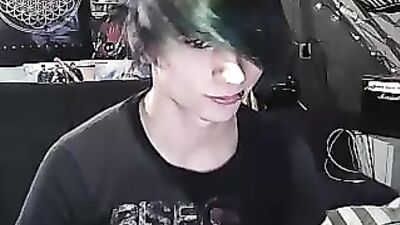 Jeune Emo Cheveux Vertique: A Web-Cam Solo Porn Video Journey