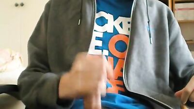 Moms Cleaning Secret: No Problem with Amateur Cum Shots & Handjobs!