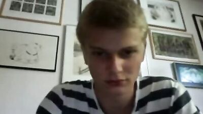 Blonde Cumming Web-Cam Hottie: A Sexy Solo Experience