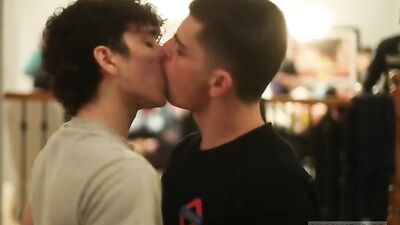 Hot Gay Twinks Fucking In Bedroom - Sex Show Cam Tube This video features hot twink couples having wild sex in their bedroom. You wont believe the action that goes on here!