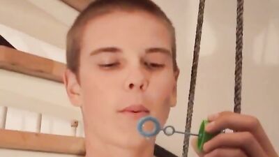 Jeune garçon se balance dans la salle de bains et découvre son corps à travers des images érotiques