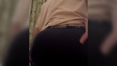 показываю горячую задницу и сладкую дырочку