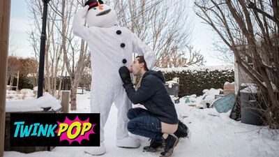 TWINKPOP - Tattooed Guy Bo Sinn Gets Dressed As A Snowman And Fucks All Of Benjamin Blue's Holes